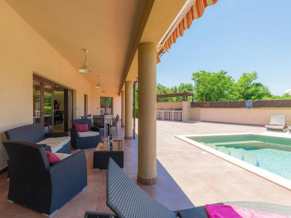 Šišan Holiday Home Andrea - Pul463 By Interhome